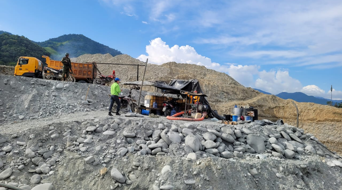 CafeRadioEc's tweet photo. 🔴📻 #Zamora
La @ARC_EnergiaEc y efectivos de las @FFAAECUADOR ejecutaron operativo de verificación de cumplimiento de normativa minera, en sector #Chamico, #Cumbaratza. Se encontró frente de explotación abandonado (campamento), 2 clasificadoras tipo Z y 2 excavadoras. https://t.co/kWe9GOXMmp