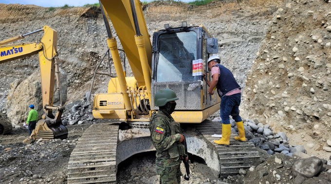 CafeRadioEc's tweet photo. 🔴📻 #Zamora
La @ARC_EnergiaEc y efectivos de las @FFAAECUADOR ejecutaron operativo de verificación de cumplimiento de normativa minera, en sector #Chamico, #Cumbaratza. Se encontró frente de explotación abandonado (campamento), 2 clasificadoras tipo Z y 2 excavadoras. https://t.co/kWe9GOXMmp