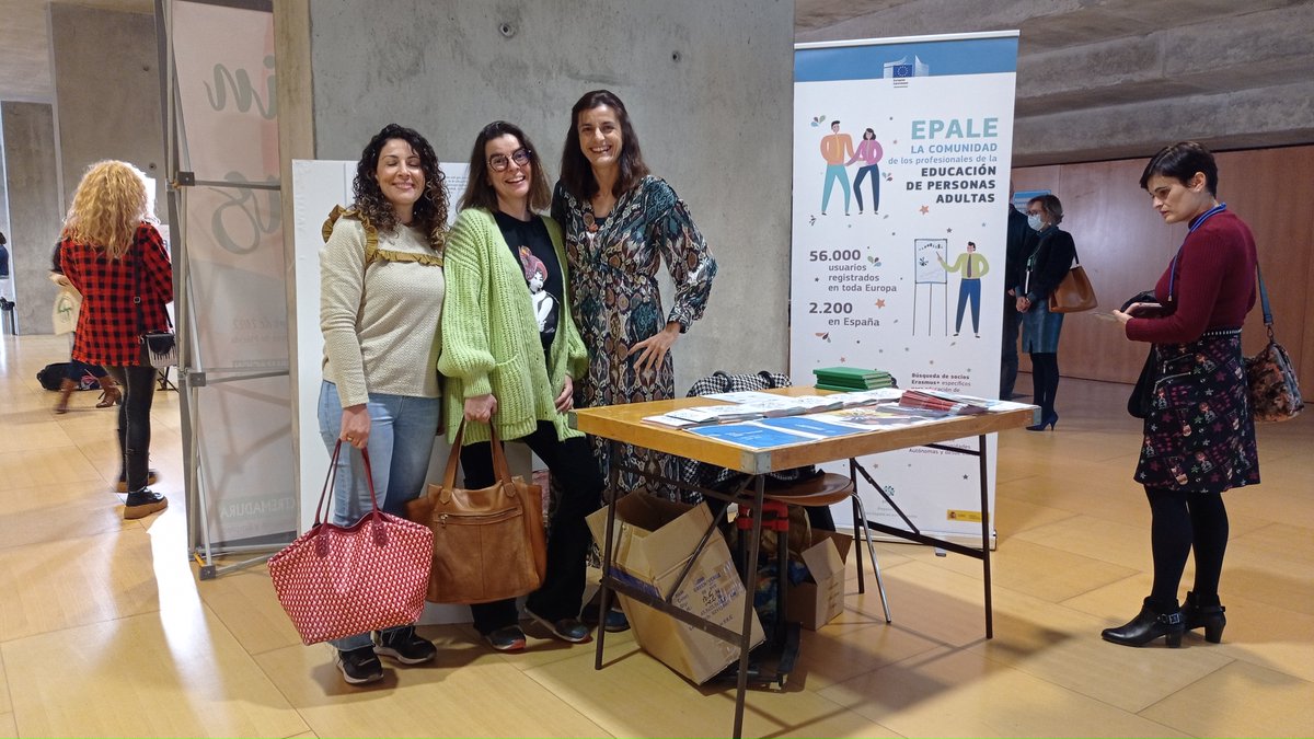 EPALExtremadura's tweet photo. Ayer por nuestro stand de @EPALE_ES pasaron muchos profes de FP y educación de personas adultas deseando saber más de nuestra Comunidad. Gracias por vuestra visita!!! @AlqazeresEuropa @UpeBadajoz @UpeCaceres  @EduSinFront_Ex #Educarsinfronteras #InterEx22 https://t.co/BksrSZZoYp