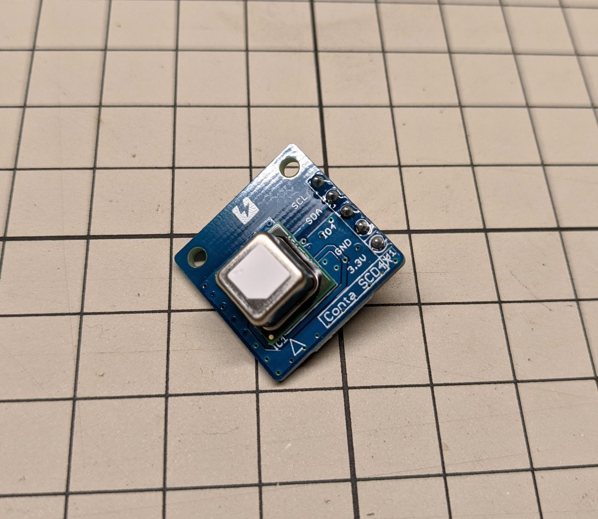 seotaro's tweet photo. CO2 センサが届いてました。試しにコード書いて、それらしい値が取れたところで今日はここまで。計測値の評価とかデータベースへの保存、グラフは後日。
#SCD40 https://t.co/bpA9c9aV8u