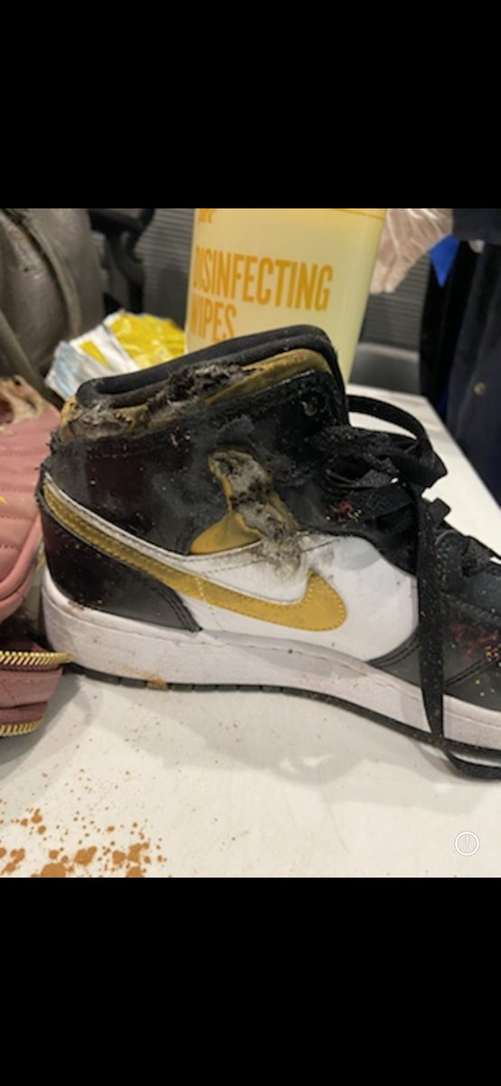 cevyn1582's tweet photo. @AmericanAir this happens after a gate checked back comes back 2 me in PHL. I call in a claim &amp; you want me 2 prove 2 you this happened? I have no make up b/c the contents are gone, the bag is in pieces &amp; I am missing scrubs. Why do I have to prove myself &amp; your company did this? https://t.co/W0ASU6vit5