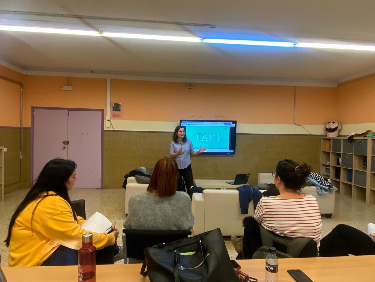 EscolaMillet's tweet image. Avui al claustre hem comptat amb la presencia de la Júlia del @fablabbcn dins del marc del #projecteFAIG del @cesirecat . Ens hem empapat de la filosofia maker. Un luxe formar part com a centre referent, segur que serà apassionant. #sommaker #AprenentatgeAmbSentit #cesireFaig