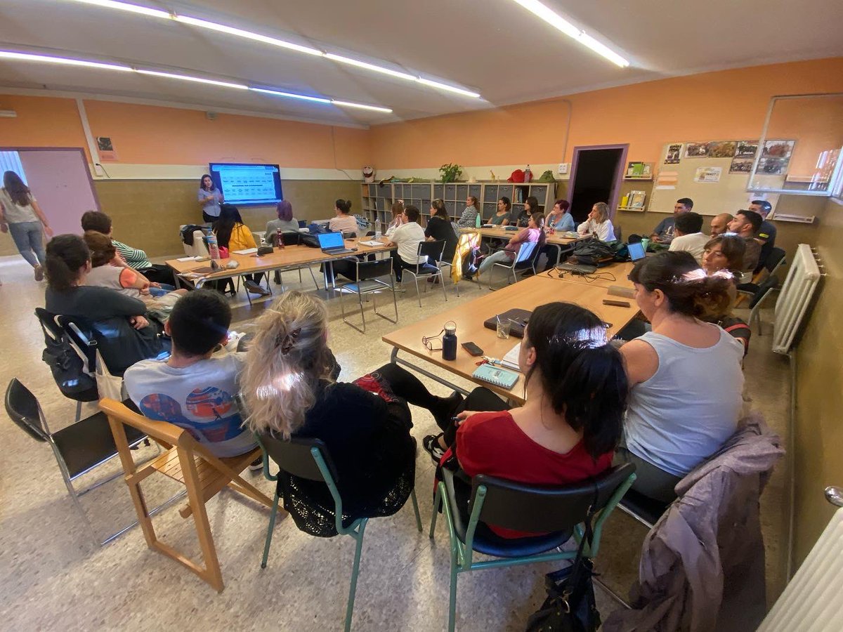 EscolaMillet's tweet image. Avui al claustre hem comptat amb la presencia de la Júlia del @fablabbcn dins del marc del #projecteFAIG del @cesirecat . Ens hem empapat de la filosofia maker. Un luxe formar part com a centre referent, segur que serà apassionant. #sommaker #AprenentatgeAmbSentit #cesireFaig