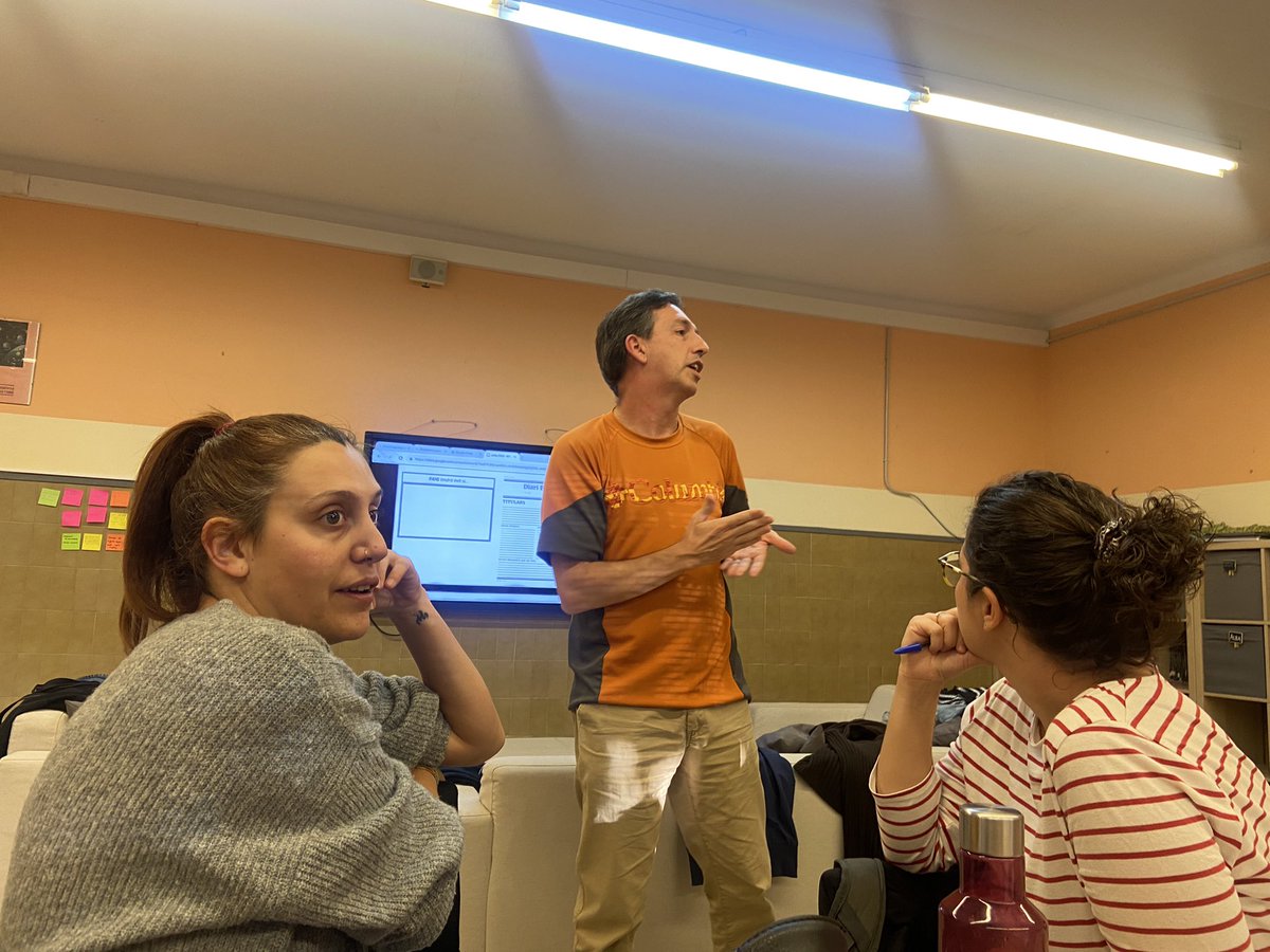 EscolaMillet's tweet image. Avui al claustre hem comptat amb la presencia de la Júlia del @fablabbcn dins del marc del #projecteFAIG del @cesirecat . Ens hem empapat de la filosofia maker. Un luxe formar part com a centre referent, segur que serà apassionant. #sommaker #AprenentatgeAmbSentit #cesireFaig