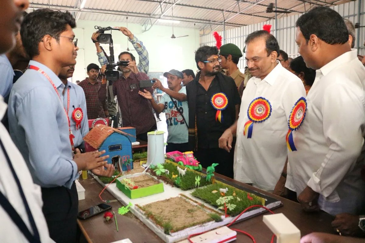 reddymagunta5's tweet photo. ఒంగోలు పార్లమెంటు సభ్యులు
శ్రీ మాగుంట శ్రీనివాసులు రెడ్డి గారు, మద్దిశెట్టి శ్రీధర్ గారు.
-మాగుంట కార్యాలయం,ఒంగోలు (2/2)
#Magunta #MaguntaSreenivasuluReddy #YSRCP #YSJaganMohanReddy #pacecollege #OngoleMP #ongole https://t.co/6WvpMNcyrH