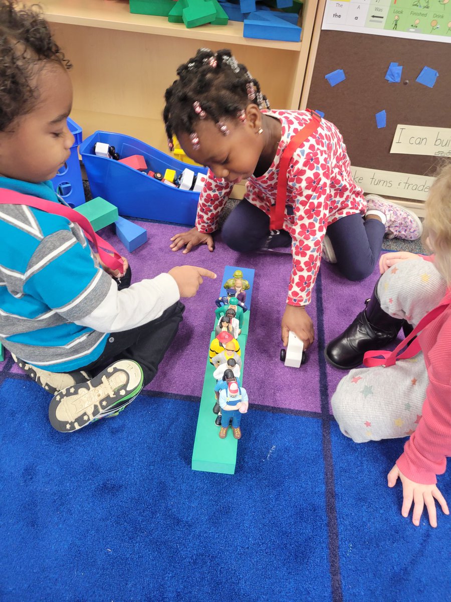 FerndaleEarlyEd's tweet photo. Working together in PK3, practicing cutting/gluing, and turkey painting reinforcing colors and shapes https://t.co/nPMwTlaHgS