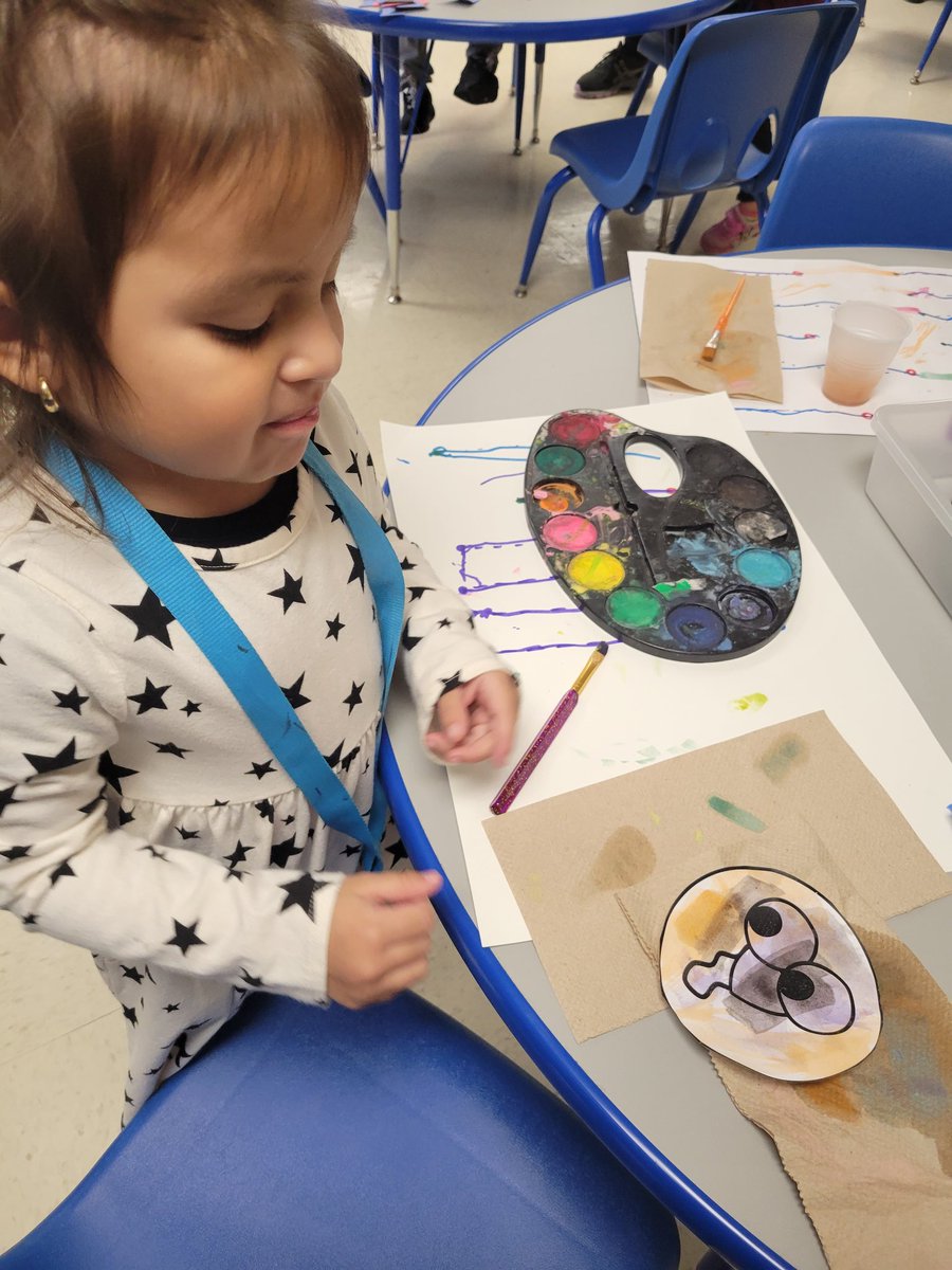 FerndaleEarlyEd's tweet photo. Working together in PK3, practicing cutting/gluing, and turkey painting reinforcing colors and shapes https://t.co/nPMwTlaHgS