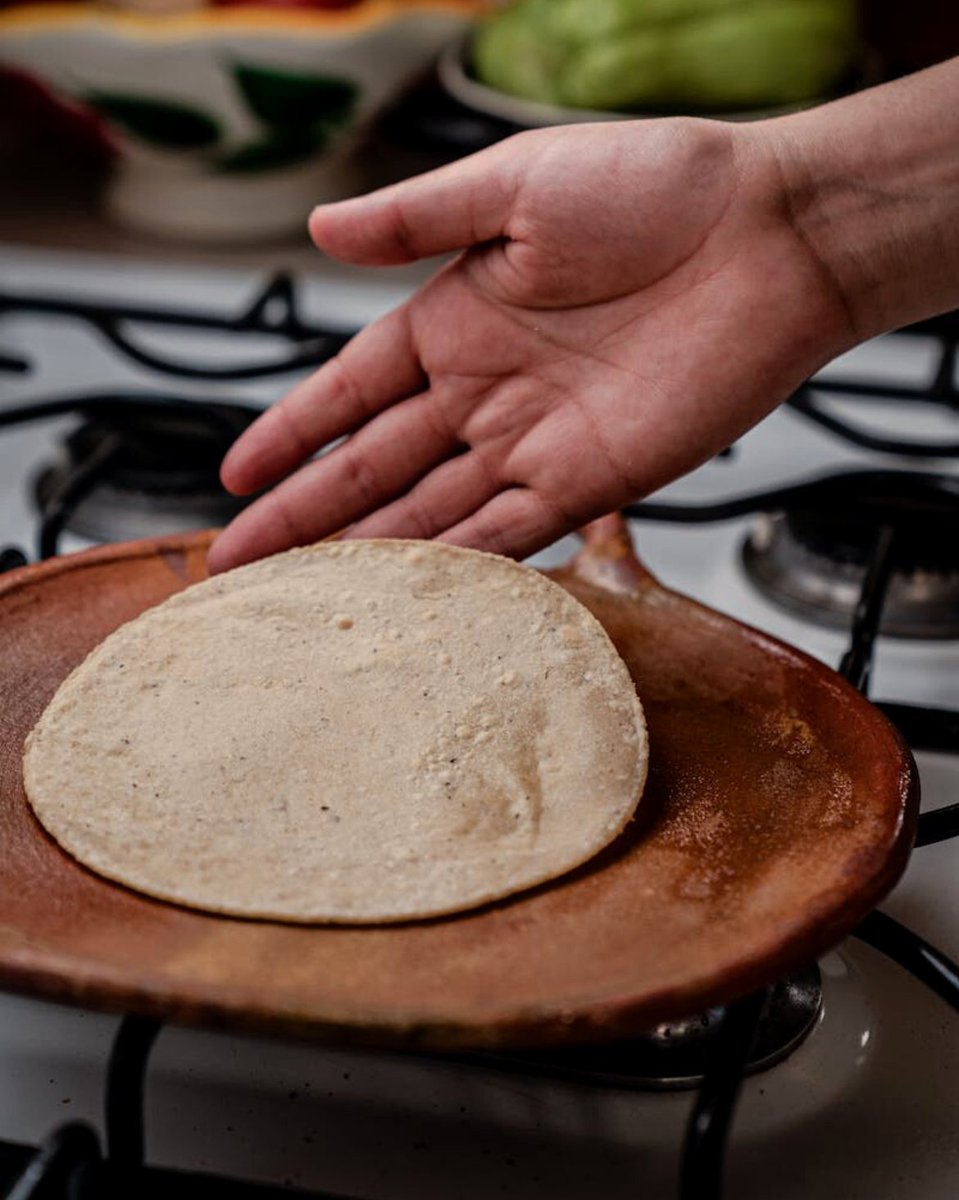 Heat and enjoy our delicious fresh tortillas, perfect to prepare delicious and  Mexican tacos or accompany any meal! 🌮 Get them by the kilo or half a kilo delivered anywhere in the UK, buy here: bit.ly/3XbIzyu