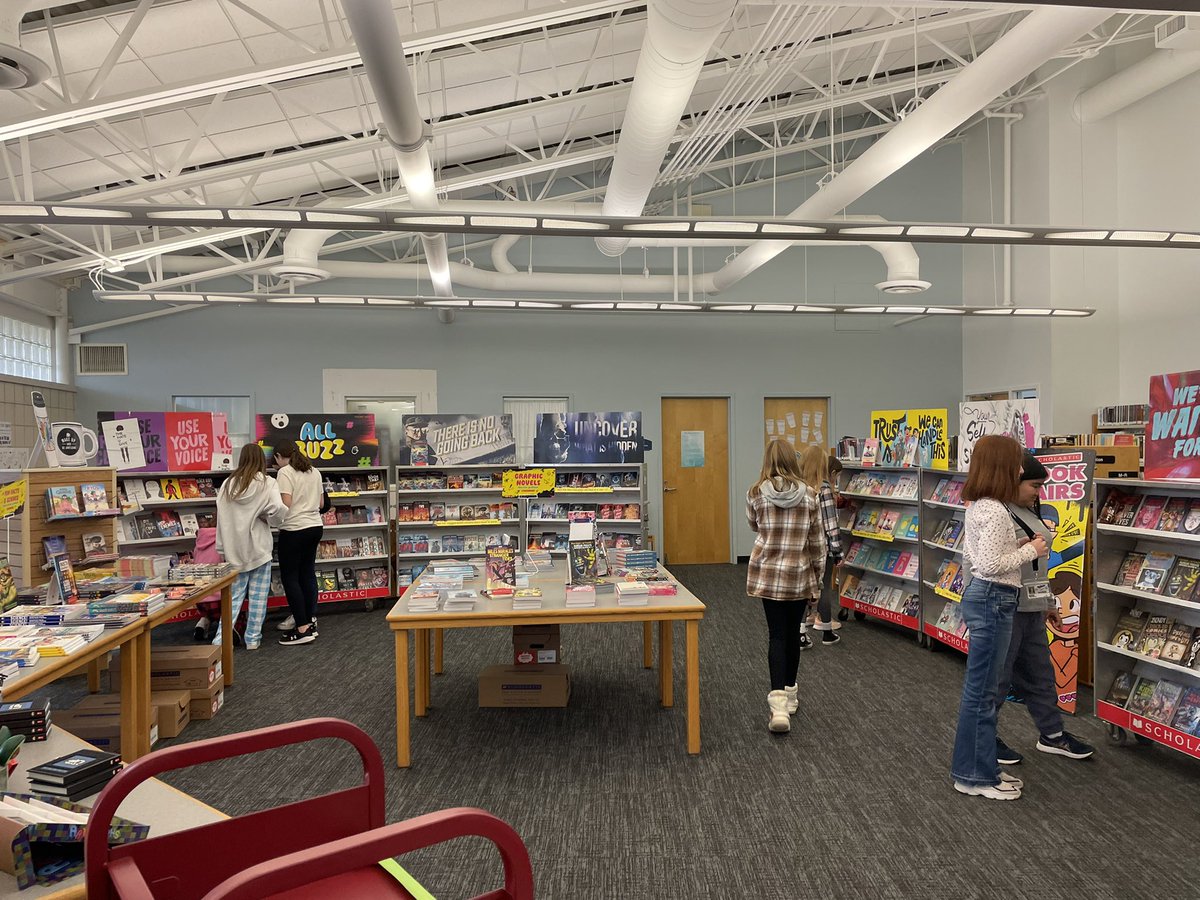 ForcashSusan's tweet photo. From a Board of Ed meeting last night to a Book Fair today, Ms. Wedewer does it all, and always with a smile and a good laugh! #readalatte @Starbucks Thanks for the donations! https://t.co/uiYwtTOhEp