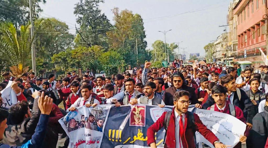 JamiatRwp's tweet photo. Islami Jamiat Talaba stands together with the students of Gordon College to prevent the privatization of this prestigious institution.We demand @PunjabGovtpk to increase the facilities of this institution instead of creating hurdles for Students!
@ShkhRasheed
#SaveGordonCollege https://t.co/vmStiQJANa