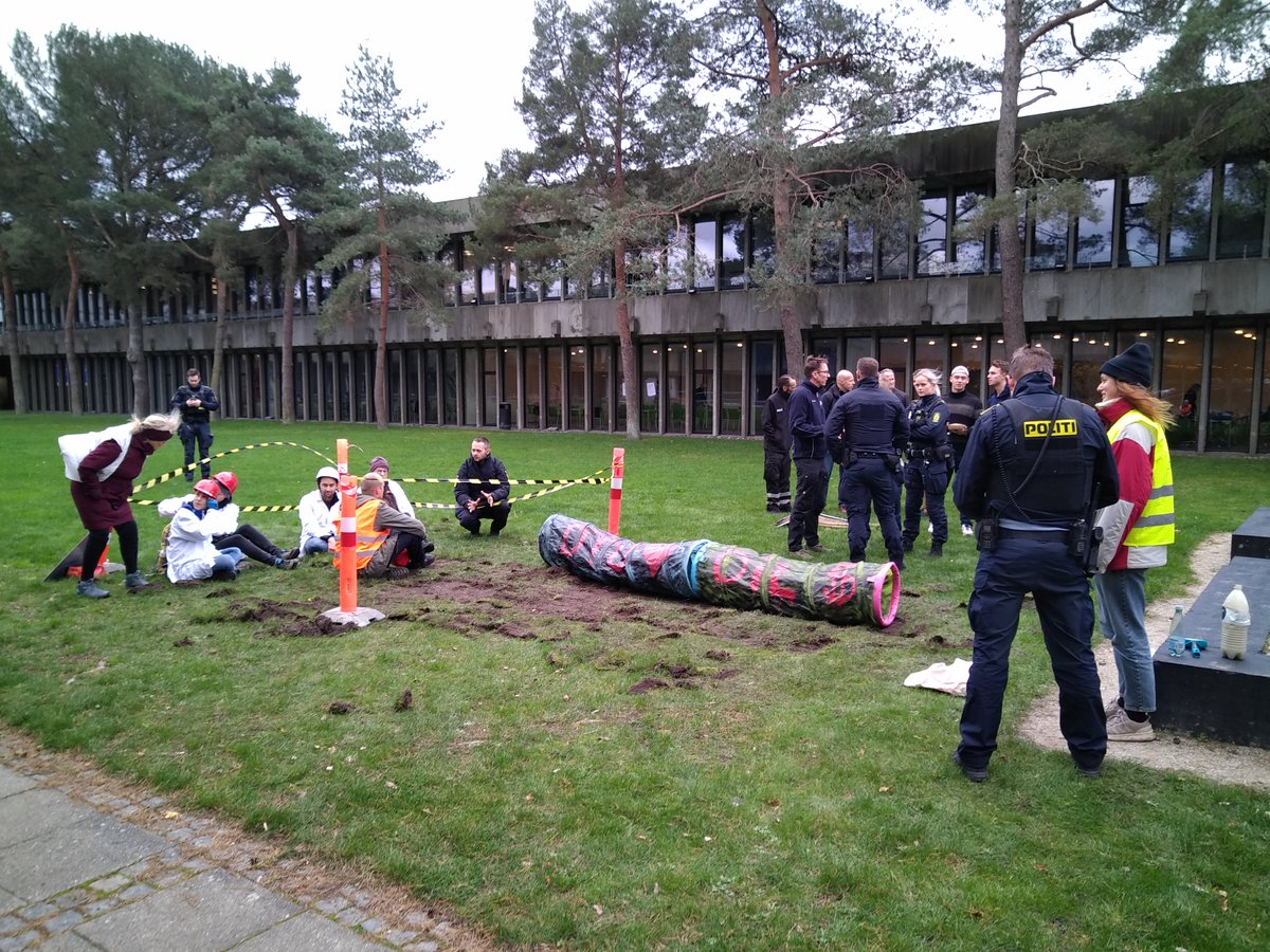 Today, @SciRebDenmark and #DTUdivest built a 'pipeline' in the lawn of @DTUtweet, demanding it cut its billion-kroner ties with climate-wreckers like #TotalEnergies: one of the top 20 CO2 emitters on the planet. We demand #FossilFreeResearch in Danish academia. #greenwashing