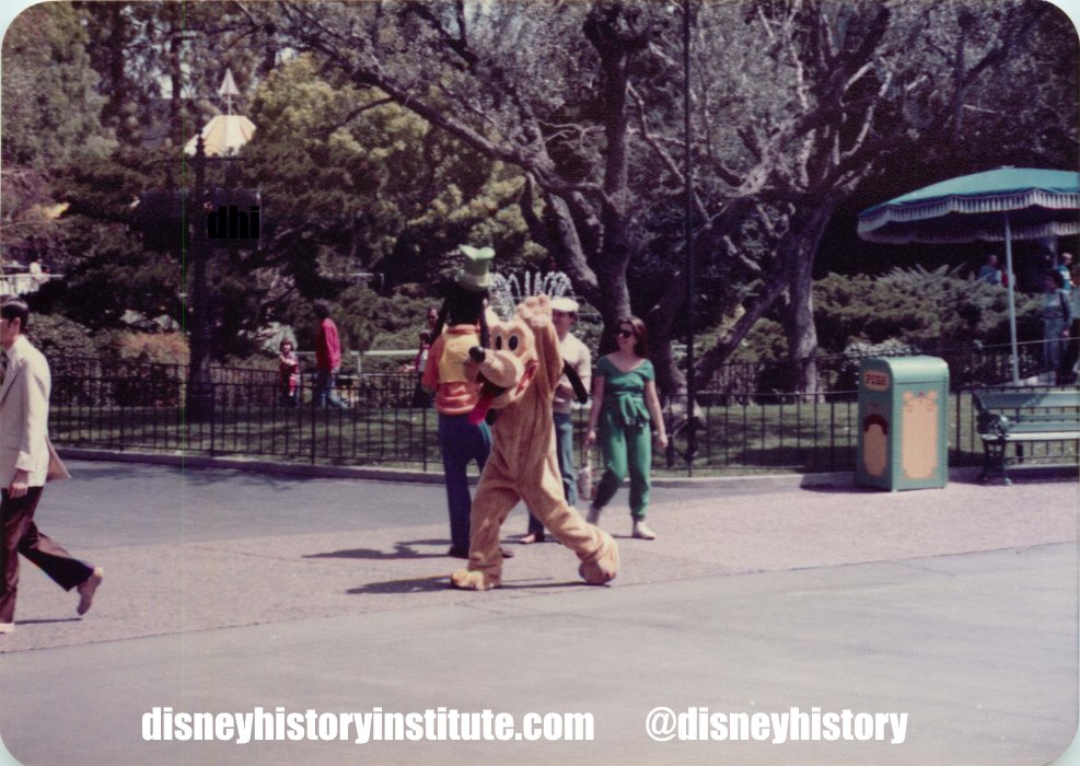 DisneyHistory's tweet photo. Pluto looks so excited! #randomDHI #disneyland #Pluto https://t.co/TR7QMmYcRI