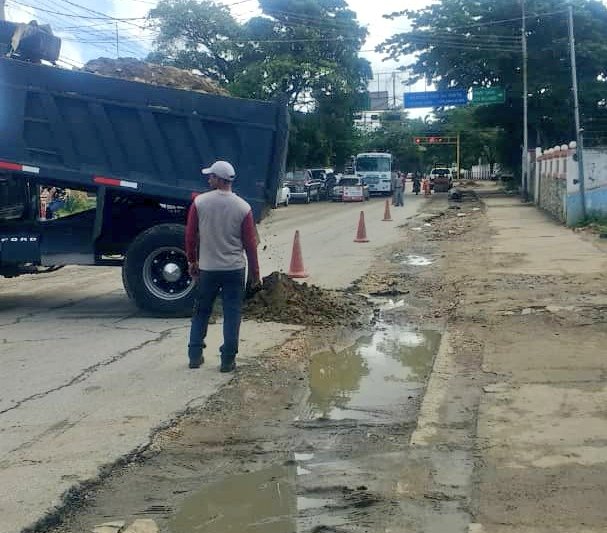 ¡Soluciones para nuestro pueblo! Estamos desplegados en cada rincón del municipio #Marcano accionando para optimizar los servicios y brindarle una mejor calidad de vida a la gente. En la calle El Sol adelantamos la reposición del colector de agua @nicolasmaduro @JoseGVielmaMora