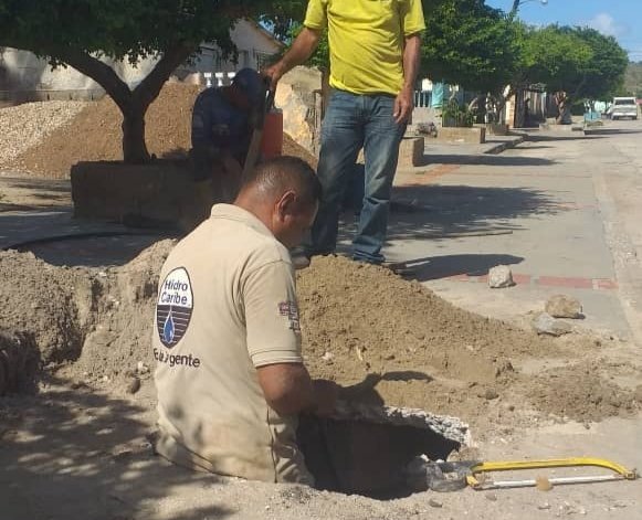 YulArmas_'s tweet photo. Además, en conjunto con Hidrocaribe atendimos el llamado de las familias de las calles Ferrer de Pedregales, Figueroa, Urb. Alberto Lovera y sector La Galera para destapar una tubería colapsada desde hace años y reparar otras tuberías que permitirán llegue agua a las comunidades. https://t.co/fGtGyIYFeP