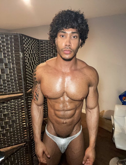 Come take them off👇🏽😏 https://t.co/8ZG5fqpl0q https://t.co/T2WsSHHVGA