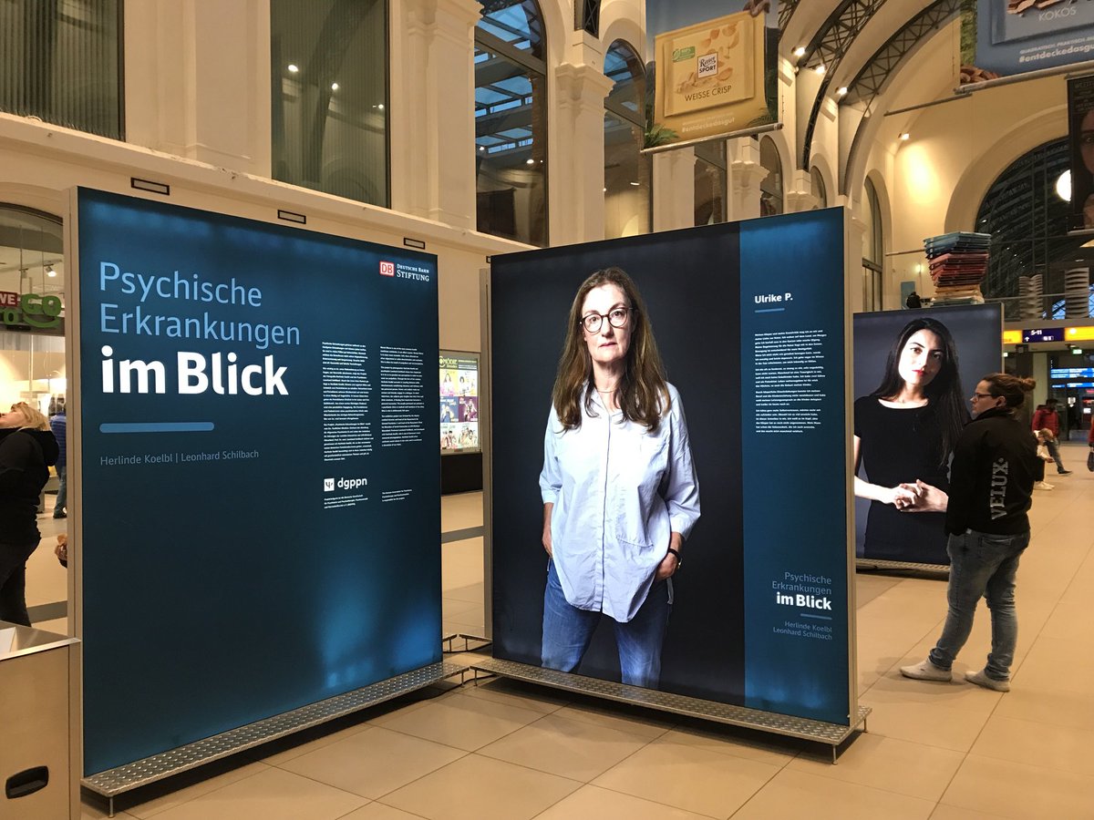Im Hauptbahnhof ⁦<a href="/dresden/">dresden</a>⁩ gibts mal wieder eine interessante Ausstellung, die nicht direkt mit ⁦<a href="/DB_Bahn/">Deutsche Bahn Personenverkehr</a>⁩ zu tun hat. Aber wer denkt schon im Alltag darüber nach, ob der Sitznachbar im Zug oder die Zugbegleiterin vielleicht psychisch krank ist… Kann jeden treffen.