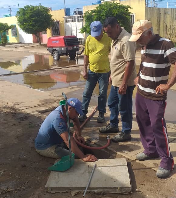 YulArmas_'s tweet photo. Además, en conjunto con Hidrocaribe atendimos el llamado de las familias de las calles Ferrer de Pedregales, Figueroa, Urb. Alberto Lovera y sector La Galera para destapar una tubería colapsada desde hace años y reparar otras tuberías que permitirán llegue agua a las comunidades. https://t.co/fGtGyIYFeP