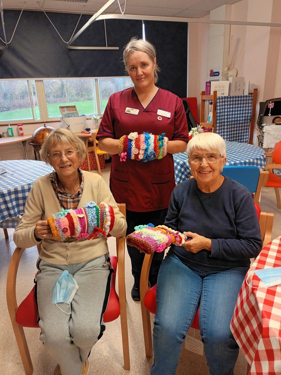 Lovely visit and #actofkindness today from Joyce and Lorna who kit Muffle Muffs that are donated to the @LothianSjh MAC Unit particularly for Dementia patients. @AitkenFrances and volunteers Catriona & Sammy use them with great care. Such a lovely act of kindness #dementia