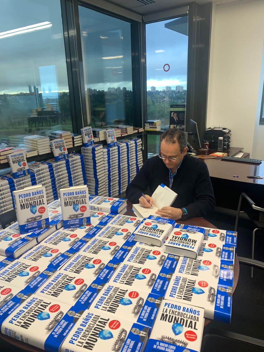 Firmando ejemplares del libro #LaEncrucijadaMundial, para los lectores que no se puedan acercar a las presentaciones que iré realizando en diferentes ciudades (las iré anunciando).
En tu librería a partir del próximo miércoles 23.