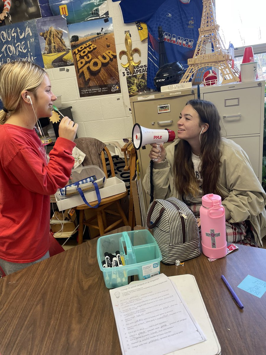 It’s a WONDERFUL WEDNESDAY OF POSITIVITY! positive post it notes ! Clothespins! Megaphone compliments! Fauquier High School is flowing with positivity! <a href="/fauquierhs/">fauquierhsnews</a> <a href="/FCPS1News/">Fauquier Schools VA - NEWS</a>