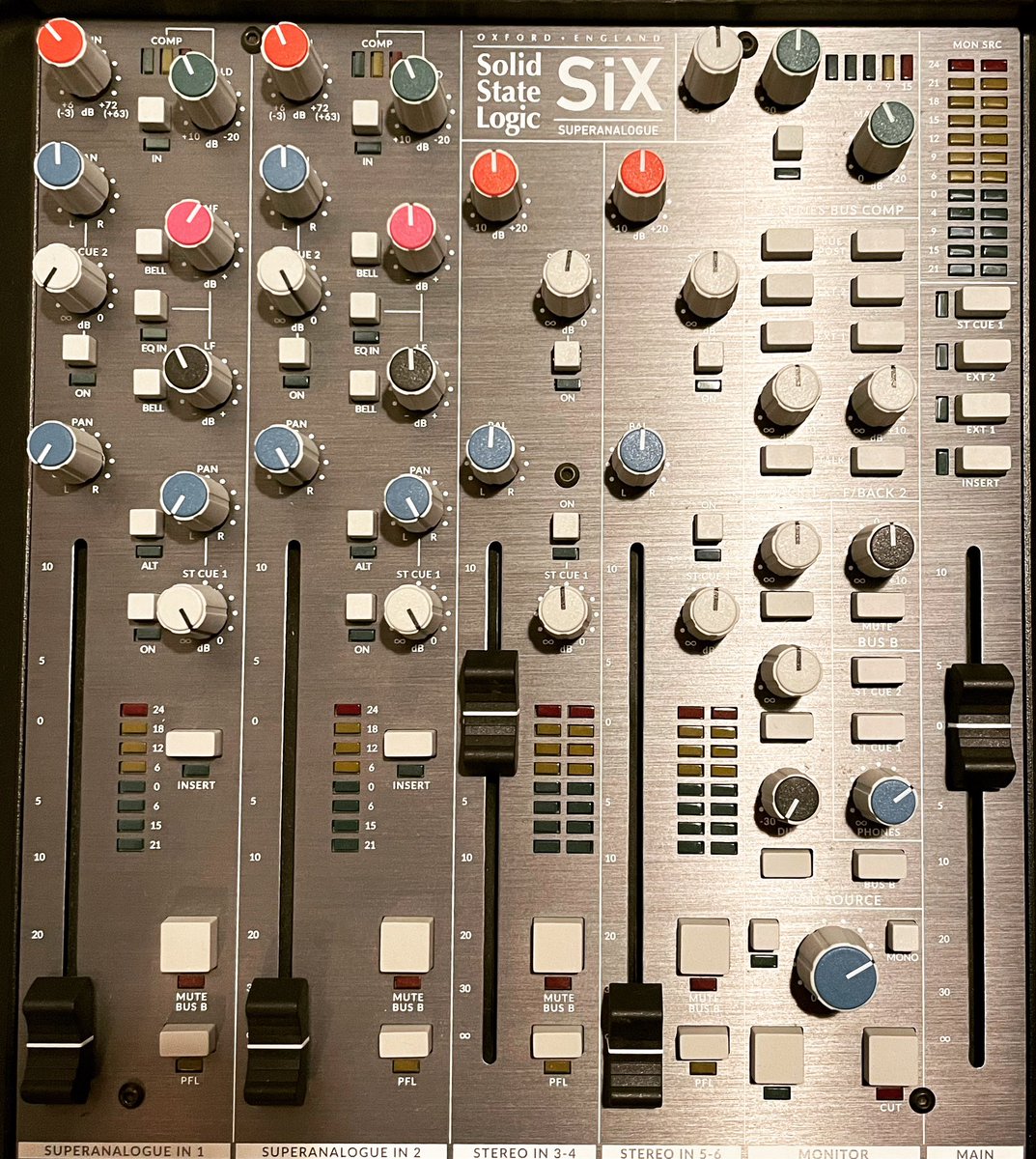 apporrecordings's tweet photo. Aujourd’hui, j’exporte des pistes. Je profite de ce moment pour vous présenter ma maxi/mini console, la SSLSiX : tout d’une grande dans un format compact, exactement ce qu’il fallait pour mon studio mobile!
#studiodenregistrementmobile #lyon  #ssl #sslsix #sslsixmixer #studiogear https://t.co/jdlA26QcXG