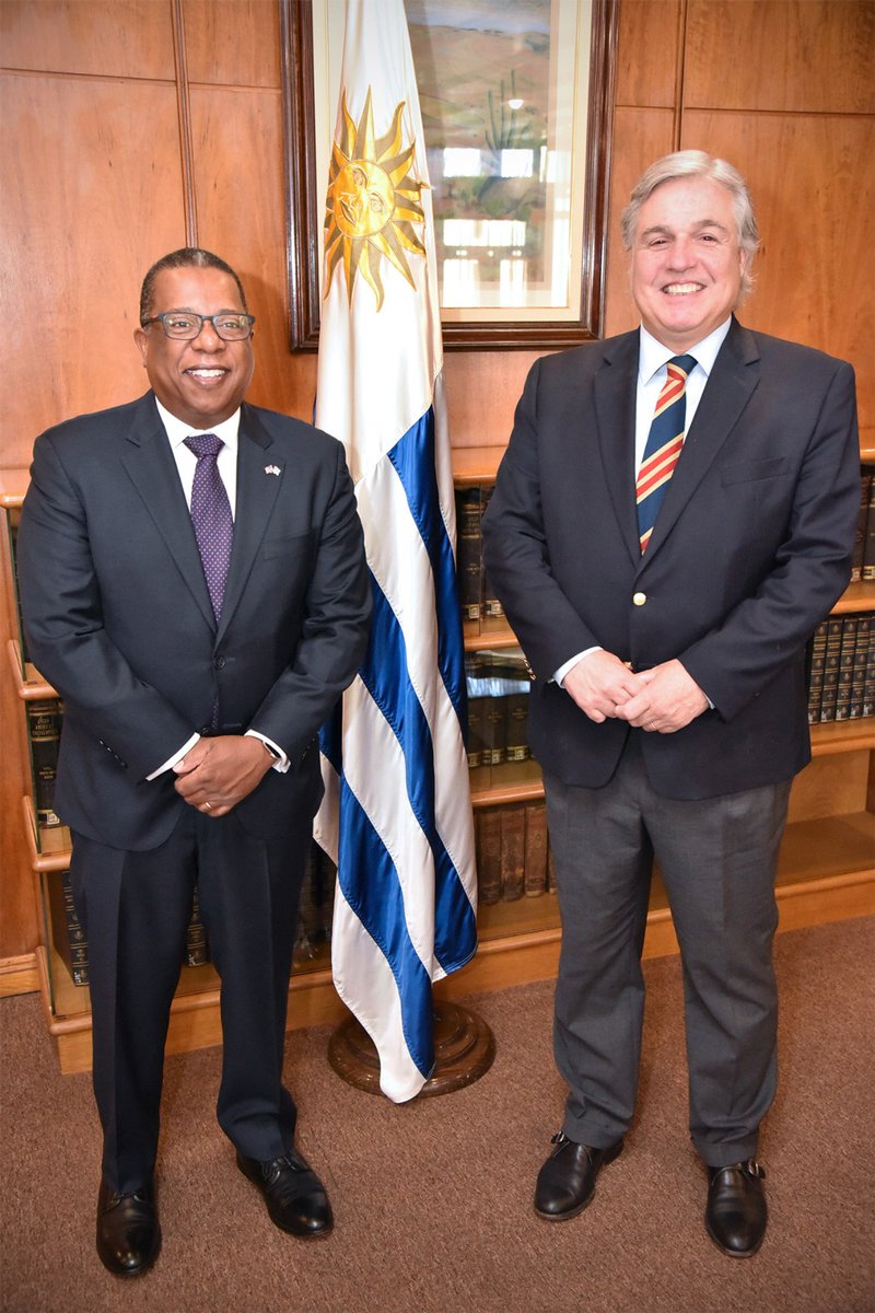 Fructífera reunión hoy con el Ministro @MRREE_Uruguay Francisco Bustillo en Montevideo. Como una democracia fuerte en la región, EE. UU. valora el liderazgo de Uruguay para aumentar la prosperidad económica en el hemisferio y fortalecer la democracia alrededor del mundo. -BAN