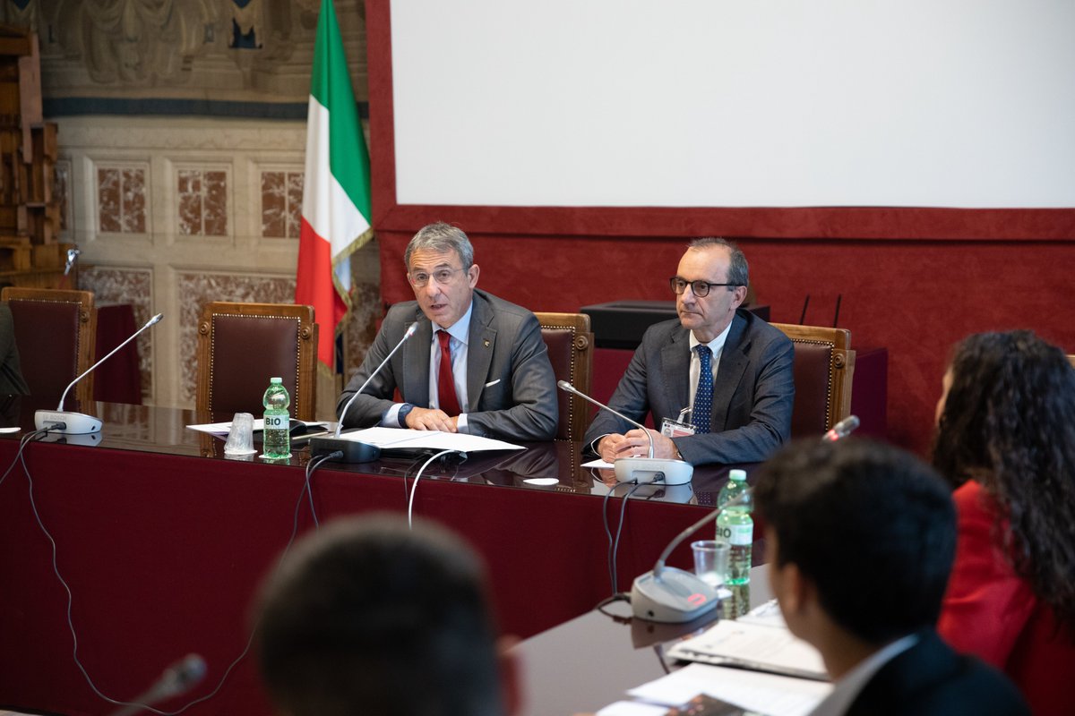 Montecitorio's tweet photo. Ringraziamo gli studenti dell'Istituto "A. Gramsci" di Valmontone, in visita alla Camera per la seconda Giornata di #formazione 

I ragazzi si sono confrontati con il Vicepresidente 
@SergioCosta_Gen e @andcasu, @ilariafontana5s e Alessandro Palombi #XIXLegislatura
#CameraGiovani https://t.co/MkbgP5HEcI