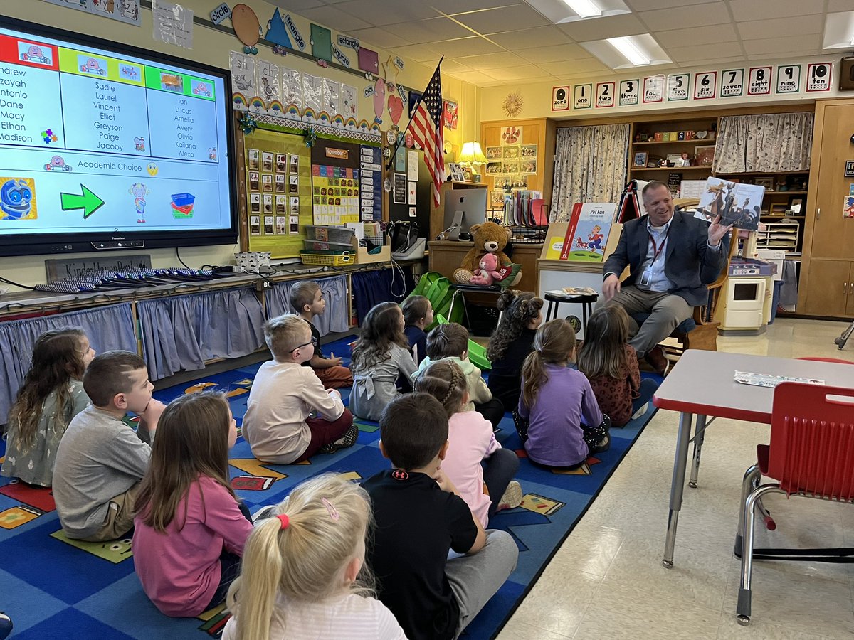 KinderHavenRm1's tweet photo. #Happiness is feeling thankful for our SUPERintendent @PortByronCSD, who came to share some Thanksgiving stories. My little turkeys loved every one!  📕 🦃 #DoWhatYouLove #Kindergarten #read #Thankful @MJorgensen23 #GoPanthers https://t.co/TFTyFMljod
