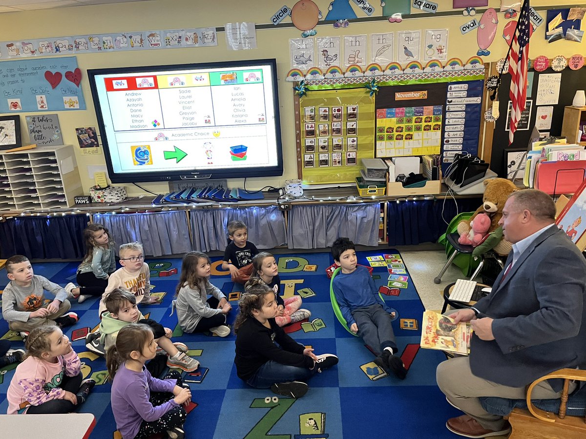 KinderHavenRm1's tweet photo. #Happiness is feeling thankful for our SUPERintendent @PortByronCSD, who came to share some Thanksgiving stories. My little turkeys loved every one!  📕 🦃 #DoWhatYouLove #Kindergarten #read #Thankful @MJorgensen23 #GoPanthers https://t.co/TFTyFMljod