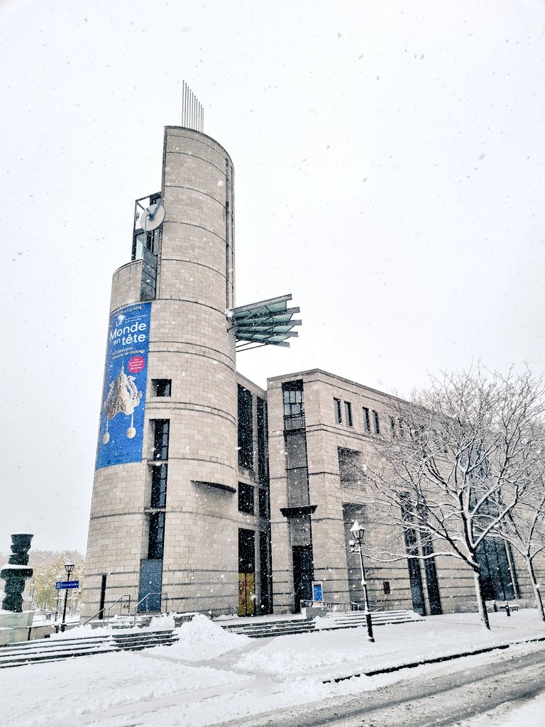 ❄️❄️Première neige à Montréal pour l'ouverture de l'exposition Le Monde en tête @PointeaCalliere. Plus de 300 coiffes issues de la collection d'Antoine de Galbert donnée et présentée @mdc_confluences en 2017. 🇨🇦🇫🇷#AmitieCAFR