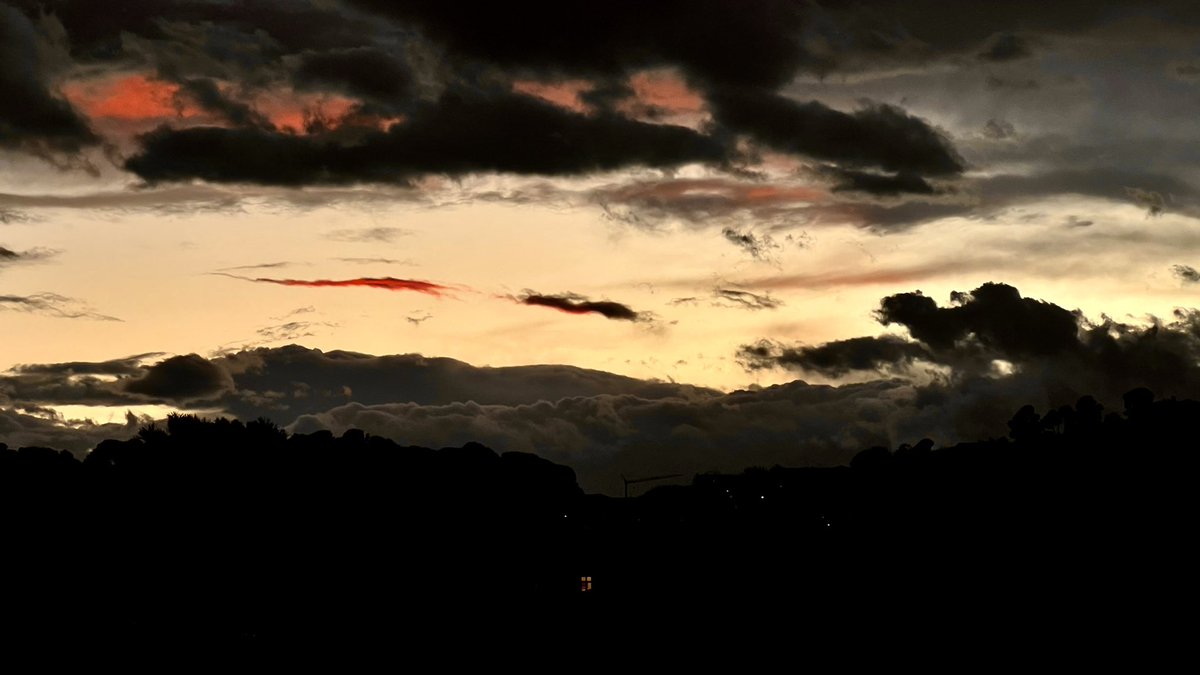 Cade il tramonto sul
Puro mercurio Su puri fiori.
Storni al “buen retiro”.
#16novembre2022
#pescaraaltramonto
#AutunnoInAbruzzo  
#ventaglidiparole 
#SalaLettura #unapoesiaalgiorno