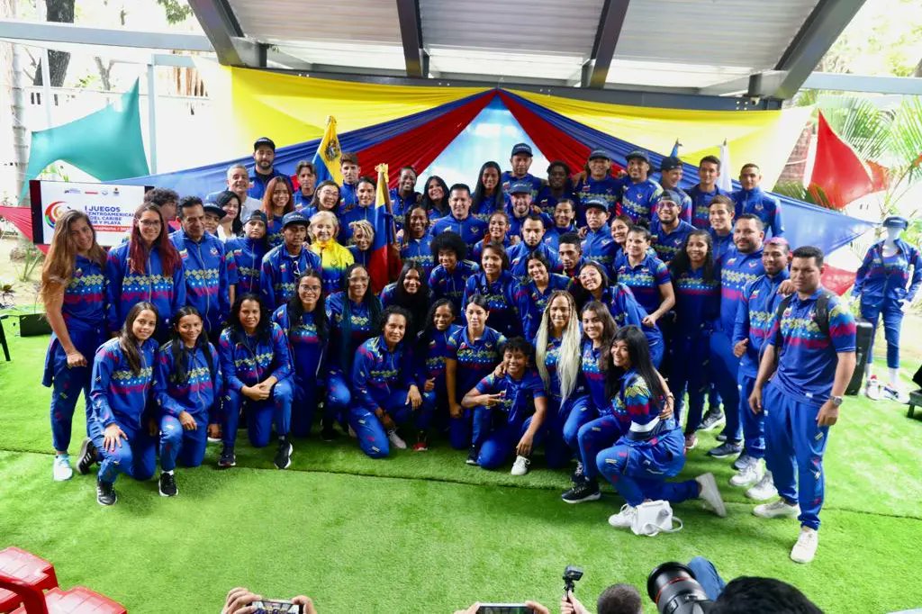 Rosanny y 'Nacho' ya tienen el tricolor en sus manos 🇻🇪

Nuestros Abanderados de los I Juegos Centroamericanos y del Caribe de Mar y Playa #SantaMarta2022 portan el estandarte patrio con orgullo.

A darlo todo en las playas y arena de Colombia

#jjccplaya2022 #VzlaASantaMarta2022
