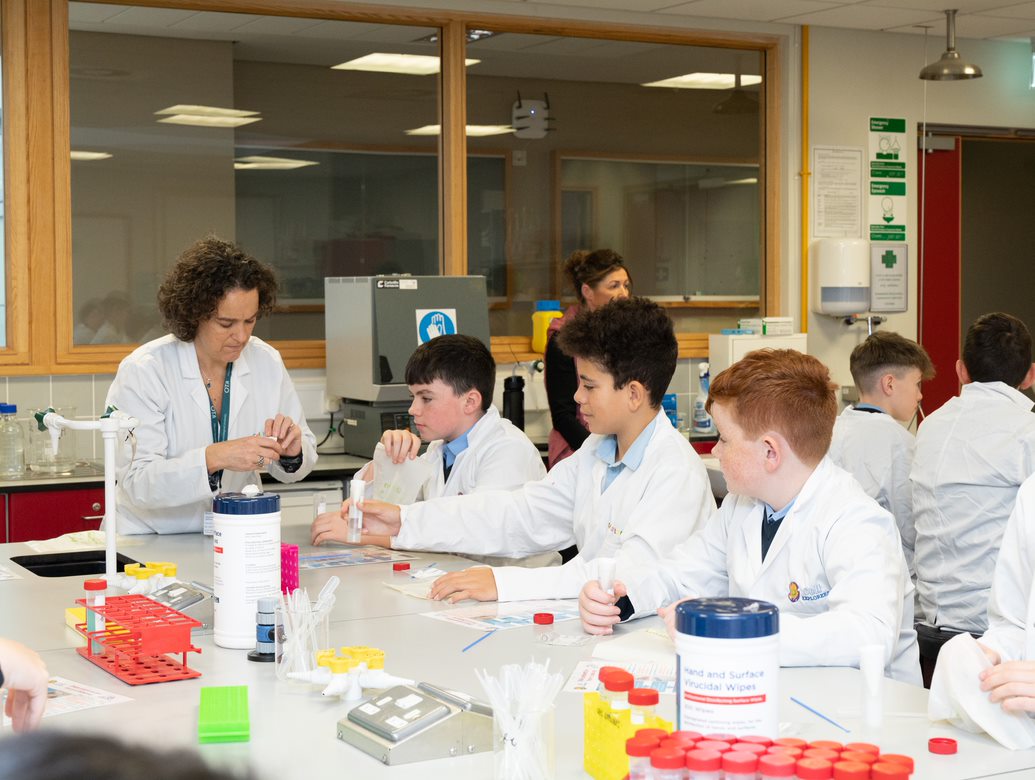 Cellexplorers's tweet image. Our @ATUDonegal_ team, held an amazing collaborative Science &amp;amp; Engineering event last Friday - they hosted over 400 pupils on campus for hands-on workshops.

Here are some choice photos of the #MiniScientists!

Photography by @CliveWasson 

#BelieveInScience #ScienceWeek22
