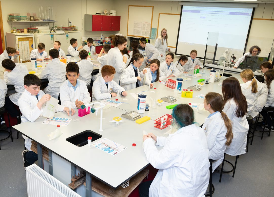 Cellexplorers's tweet image. Our @ATUDonegal_ team, held an amazing collaborative Science &amp;amp; Engineering event last Friday - they hosted over 400 pupils on campus for hands-on workshops.

Here are some choice photos of the #MiniScientists!

Photography by @CliveWasson 

#BelieveInScience #ScienceWeek22