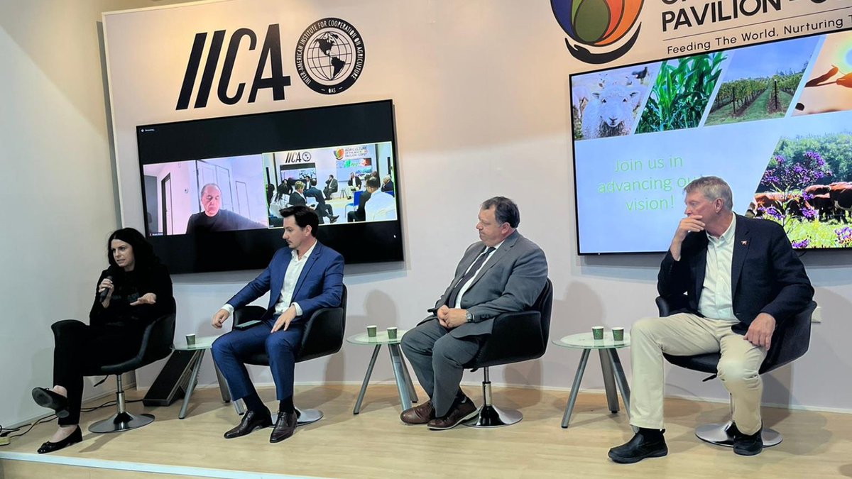 SfL_news_'s tweet photo. #FarmersatCOP share how they use circular, diversified #livestock #cropping systems, to address #climatechange and deliver #foodsecurity &amp; #ecosystemservices during #COP27  #TogetherforImplementation 

Learn more in new report from Iowa #farmers: https://t.co/E8F5EZy5Qk https://t.co/cXog9l2LGS