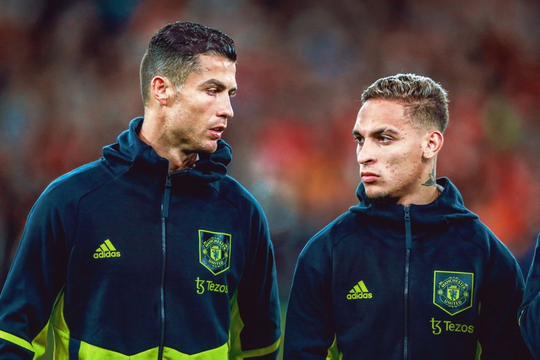 🗣 Antony :

"Ronaldinho, Cristiano Ronaldo ve Neymar'ın oynayışı bana çocukken ilham verdi. Bu tanrıları hayretle komşulardan çalınan Wifi üzerinden izledim, sonra onların dehasını taklit etmek için beton sahaya çıktım."