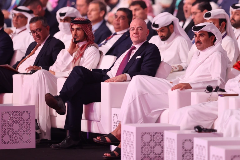 Mistrzostwa jeszcze się nie zaczęły, a Katar 🇶🇦 już wygrał. Politycznie.
Część kibiców manifestuje pod hasłem "Bojkot Kataru", niektóre reprezentacje zapowiadają gesty sprzeciwu, ale politycy? 
O bojkocie dyplomatycznym mowy nie ma, bo 🇶🇦 stał się zbyt ważny. Wątek🧵
1/x