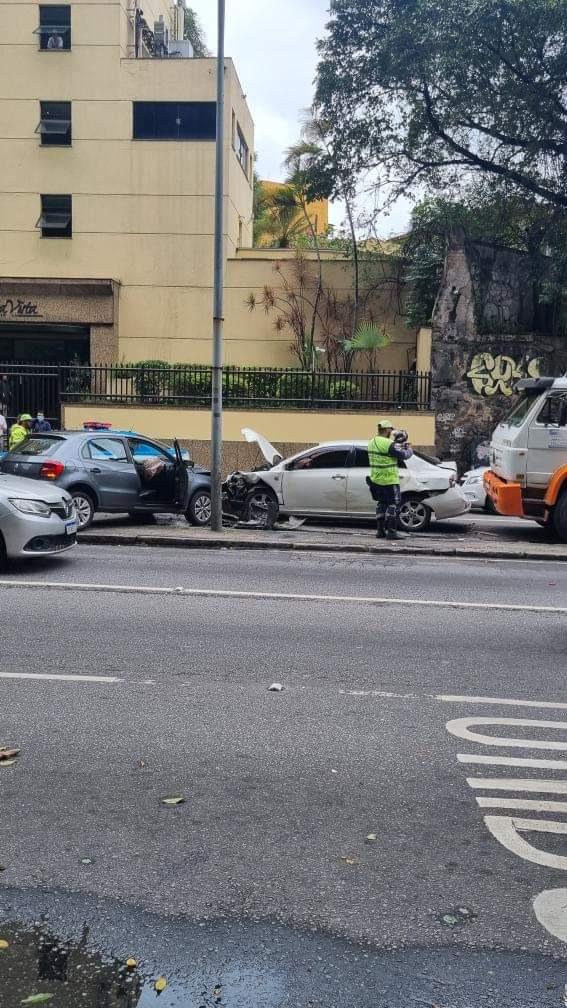 alertazonasul's tweet photo. Acidente agora na Pinheiro Machado. 
Veículo cinza perdeu o controle invadiu a contramao e acertou o veiculo branco. Carreta atras nn conseguiu freiar e bateu no branco também. https://t.co/ypoYoGvX4K