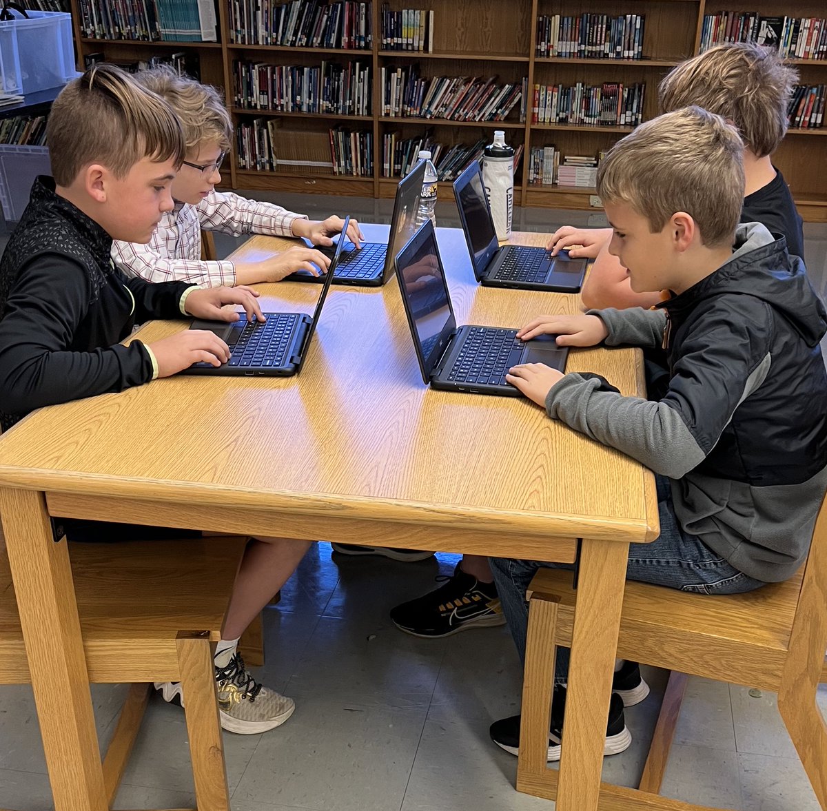 SMuehleman's tweet photo. The Joy of STLP! These Tigers are waiting for their presentation times and  sending out the best of luck to all presenting across the state! @KATE_MSU  @STLPKentucky @mechelle428 @MurraySchools https://t.co/yT9hlWLEYJ