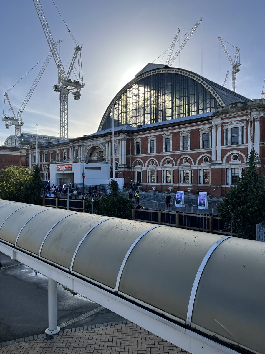BenchmarkJosh's tweet image. A great trip up to London today to visit the @LondonBuildExpo at Kensington Olympia Station with Russ. It was good to speak with a number of businesses, especially Luke Boughton at Knotwood UK about their cladding products 🪚

@BenchmarkWin 🪟

#BenchmarkWindows #LondonBuildExpo