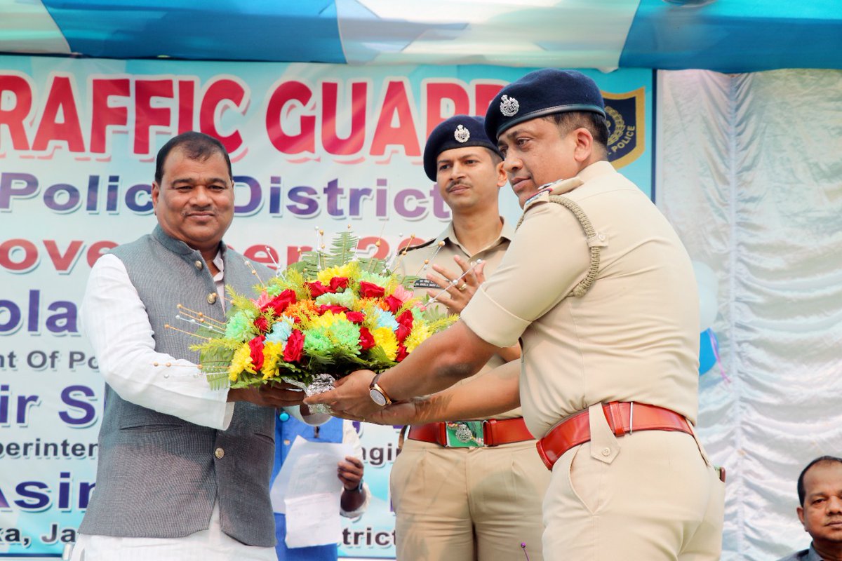 JangipurPolice's tweet photo. #AwarenessIsTheKeyOfSafety
#RoadSafety
#JangipurPoliceDistrict 
#SafeDriveSaveLife
#WecareWedare 
#ServeAndProtect
#WestBengalPolice4U
#AapnarSaatheApnaarPaashe https://t.co/6gPpkbtLh5