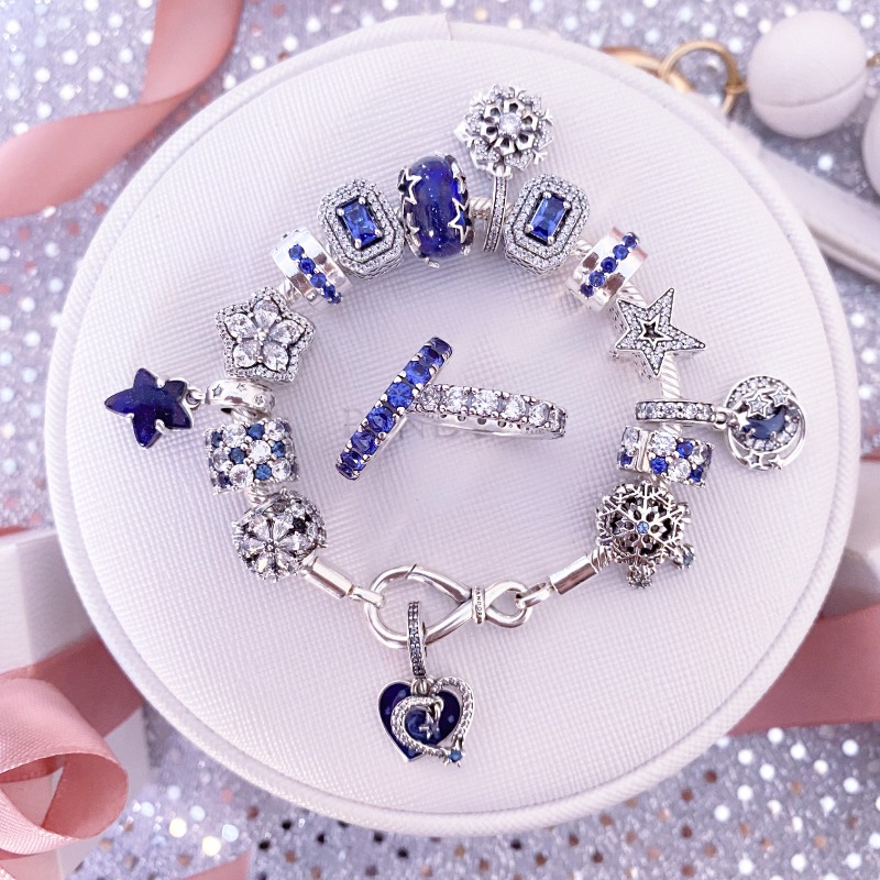 PANDORA_NA's tweet photo. A winter wonderland! ❄️ Create a beautiful themed bracelet set with our new seasonal charms.

📸: https://t.co/Laf0T2ydSt