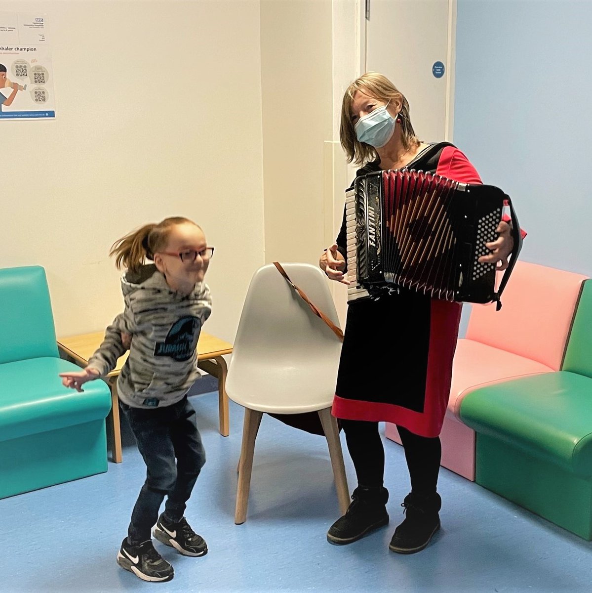 CUHArtsNHS's tweet photo. This week for #CUHSounds we invited musician @Martinas5714 Martina Schwarz from @MiHCUK to play her accordion @cuh_nhs - to the delight of a young dancer in our paediatric waiting area!
#musichealthwellbeing #artsinhospitals #artshealthwellbeing https://t.co/JgsoLwhzyz