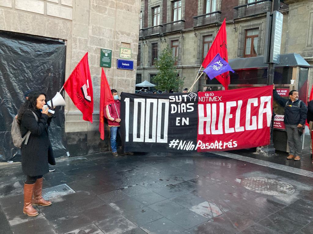 EmpleadoUn's tweet photo. A #1000DiasDeHuelga los trabajadores de #Notimex seguimos esperando a que este gobierno se digne a resolvernos, pero prefiere mantener (económicamente) a la corruptaza de #Sanjuana Martínez, quien cobrará un aguinaldo de 130 mil pesos. https://t.co/S78DJJ1QCr