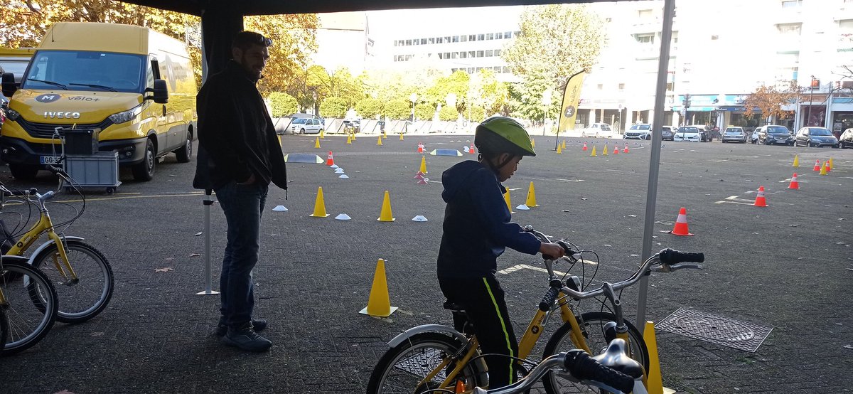 Objectif se déplacer à vélo, animation #Grenoble #Hoche + <a href="/ADTCgrenoble/">ADTC Grenoble</a> <a href="/Actis/">Actis</a> #LaClavette animation musique et monocycles