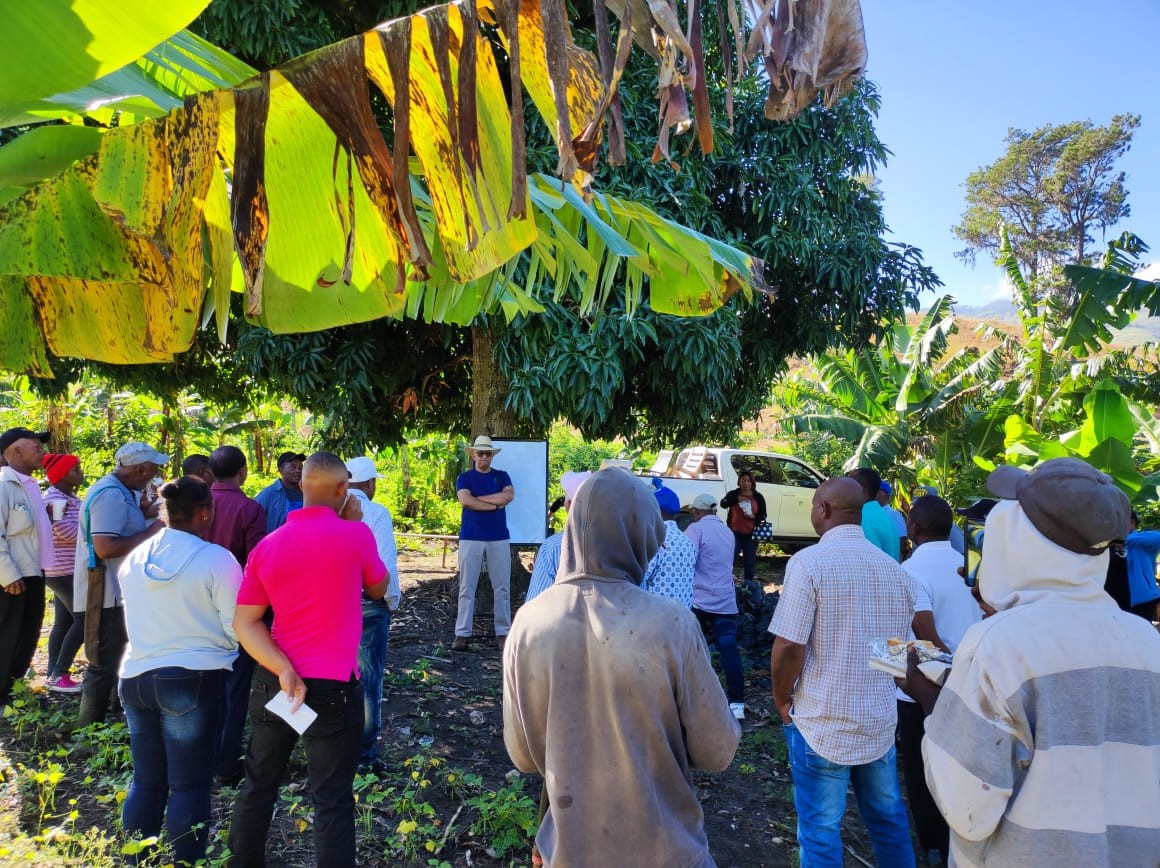 endadominicana's tweet photo. Estamos convencidos de que la agroforestería es una herramienta importante para nuestra adaptación al cambio climático. Taller de Agroforestería en la Comunidad La Navaja. Programa de Talleres Proyecto Comunidades Caribeñas Resilientes
#TalleresENDA
#proyectoCCR https://t.co/tnQOufJqmc