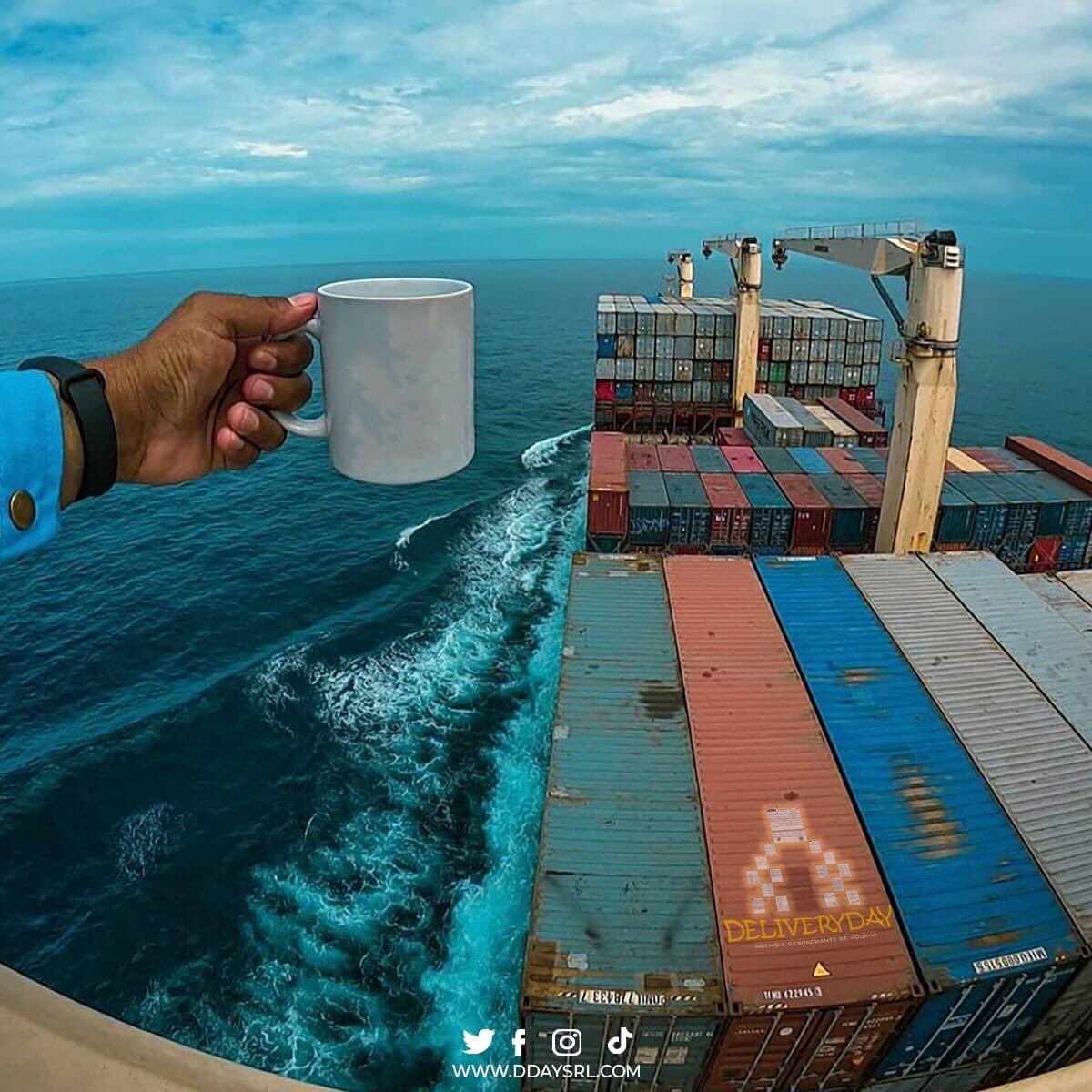 Dext3r7's tweet photo. Es tan gratificante saber que tus contenedores ya van en camino, ahora espero que el capitán de este barco no le ponga azúcar al café. https://t.co/8CQ2XuWu8P