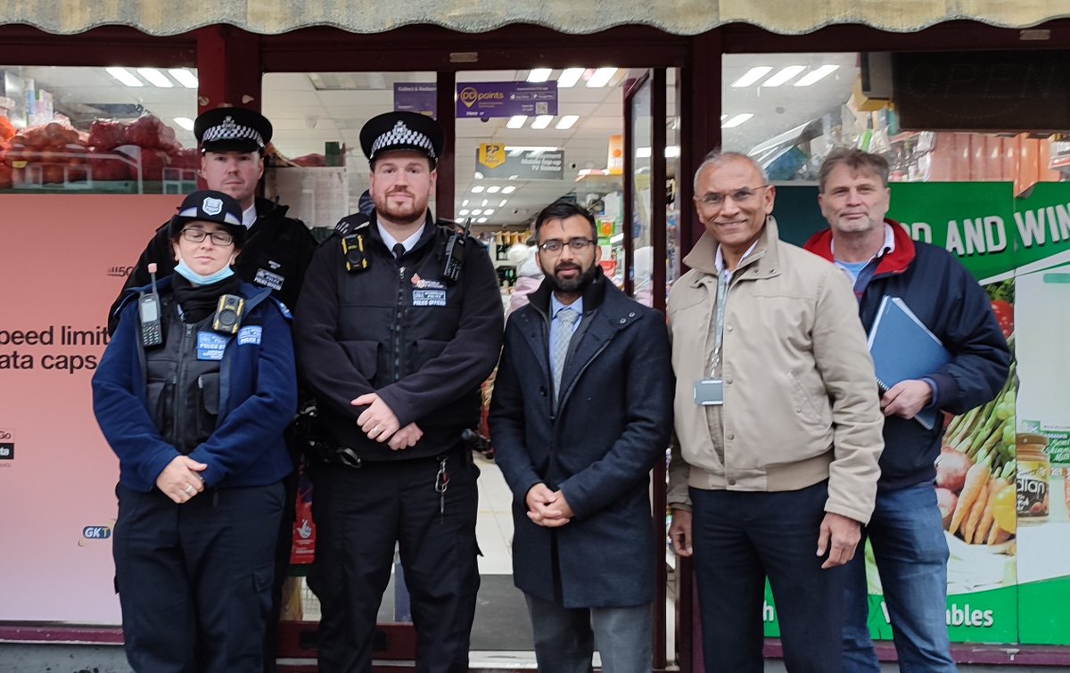 Out with <a href="/MPSEdgwareQA/">Edgware Police</a> on Mollison Way with <a href="/CllrNitin/">Cllr Nitin Parekh</a> and <a href="/harrow_council/">London Borough of Harrow</a> talking to residents and businesses about anti-social behaviour, crime and fly-tipping