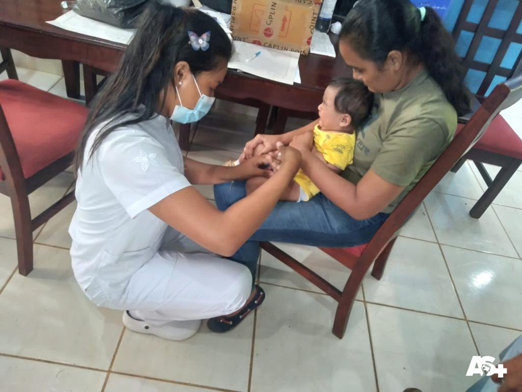 AdelanteSiempr_'s tweet photo. #Nicaragua| Atención especializada y gratuita se brinda a las familias del Barrio 17 de Octubre, en el municipio de Diriomo, en el marco de la estrategia Mi Hospital en mi Comunidad, gracias a la buena gestión del Buen Gobierno de acercar la salud a la población.✊🏻🇳🇮⚫🔴🥼🩺👩🏻‍⚕️ https://t.co/ybCtKczb0E