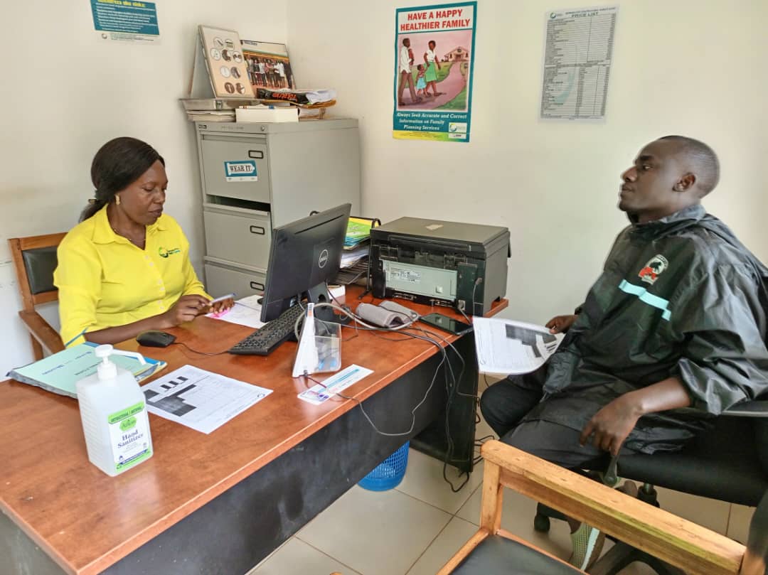 CTPHuganda's tweet photo. Our Community Health and Conservation Field Officer, Ssali Ogwal had a meeting with @RHUganda, Kabale Branch In-charge Angela Kusiima.
We appreciate the support given to @CTPHuganda with Family Planning supplies totaling to 1,470 COC pills and 12,960 Condoms.
#OneHealth https://t.co/7gjFi71WBV